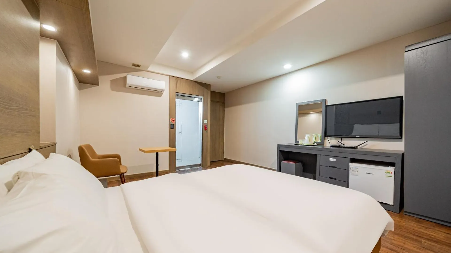 Incheon Airport Hotel June 2*,  韓国